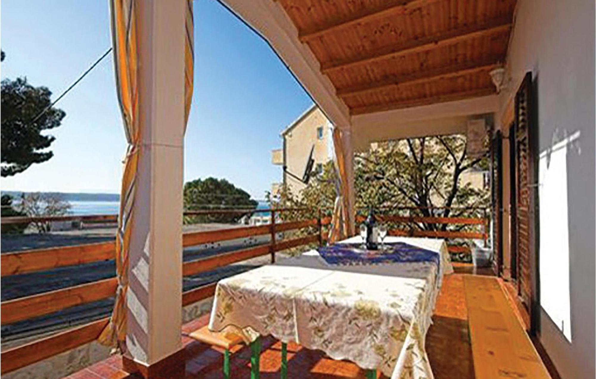 4 Bedroom Awesome Apartment In Starigrad Luaran gambar